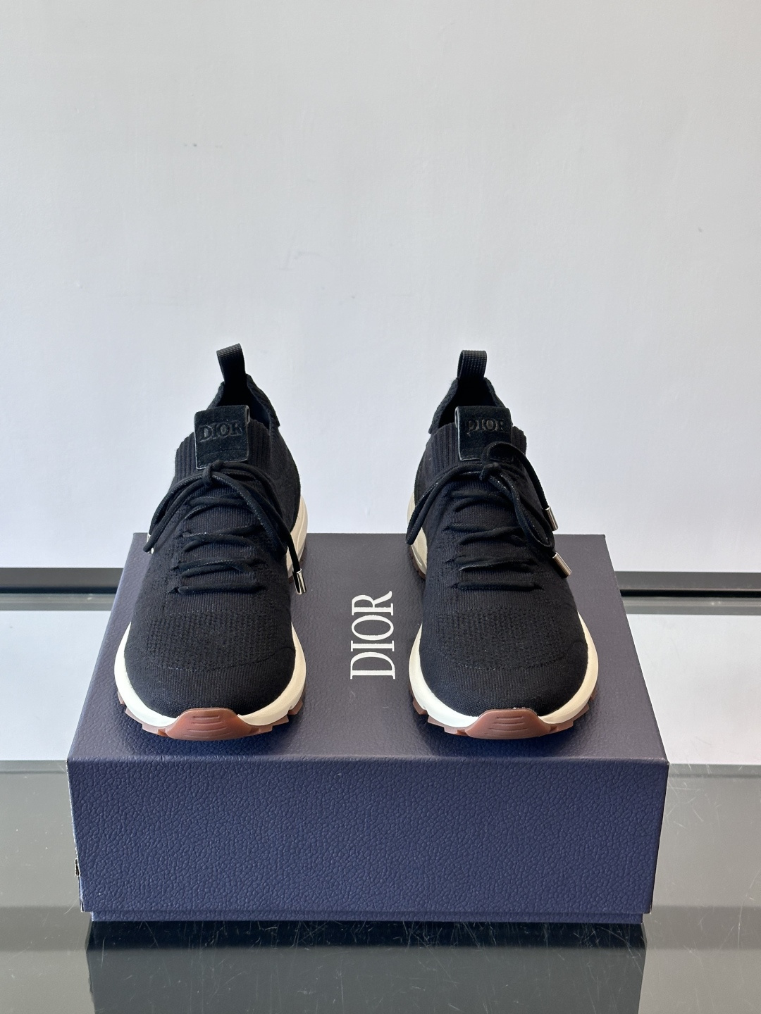 Dior B80运动鞋是迪奥男士系列新品，主打舒适与时尚。鞋面采用透气网布+织物拼接，轻盈又贴合脚型，日