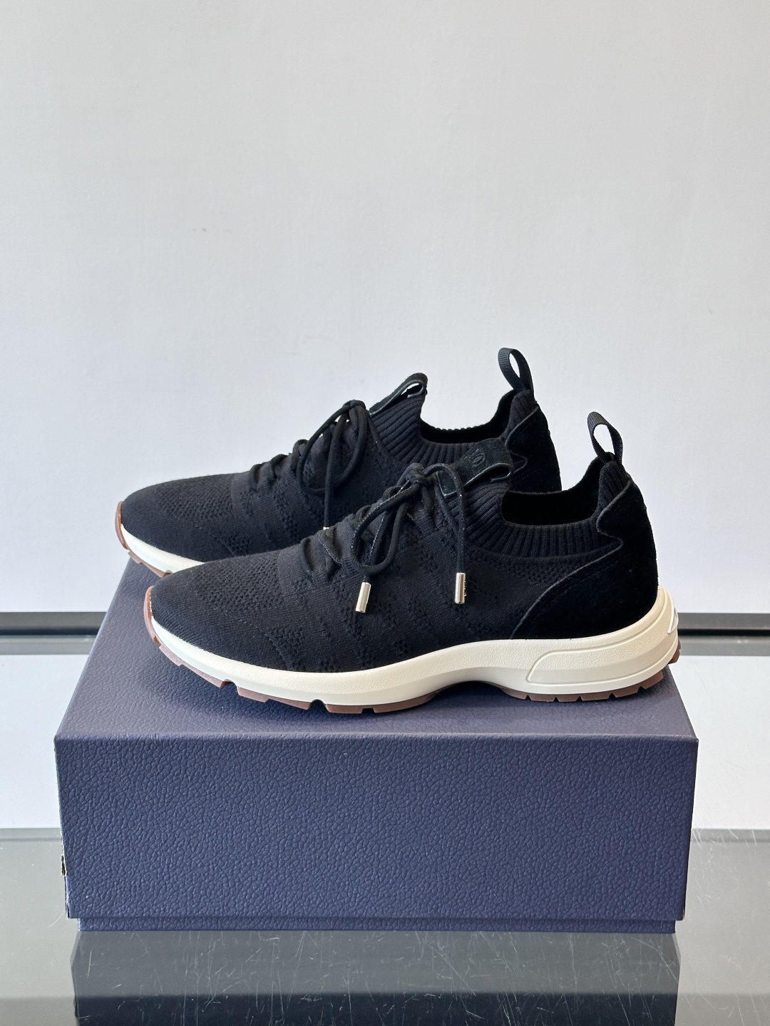 Dior B80运动鞋是迪奥男士系列新品，主打舒适与时尚。鞋面采用透气网布+织物拼接，轻盈又贴合脚型，日