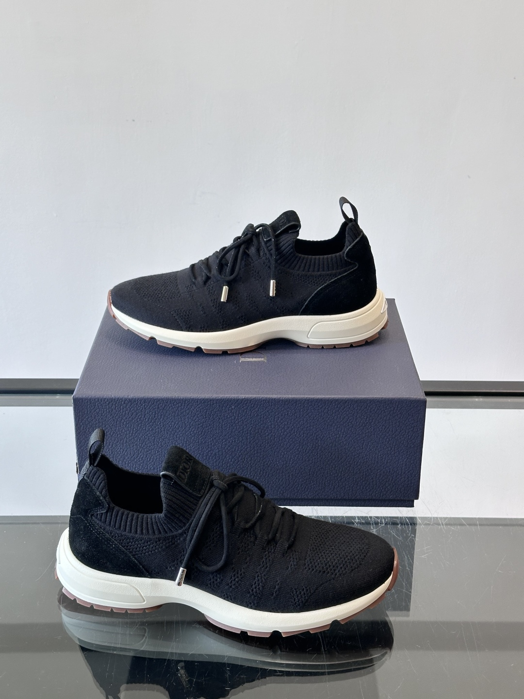 Dior B80运动鞋是迪奥男士系列新品，主打舒适与时尚。鞋面采用透气网布+织物拼接，轻盈又贴合脚型，日