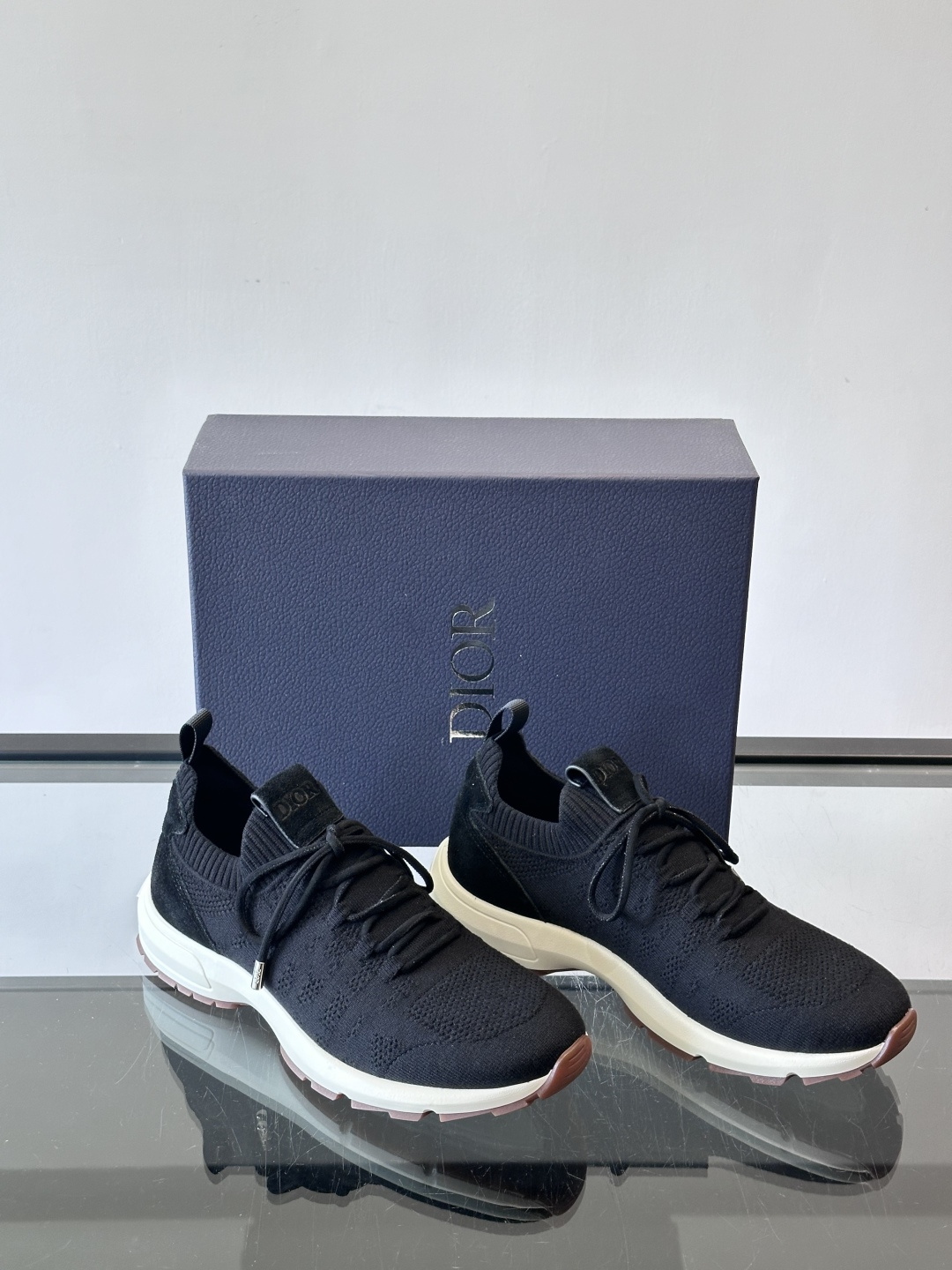 Dior B80运动鞋是迪奥男士系列新品，主打舒适与时尚。鞋面采用透气网布+织物拼接，轻盈又贴合脚型，日