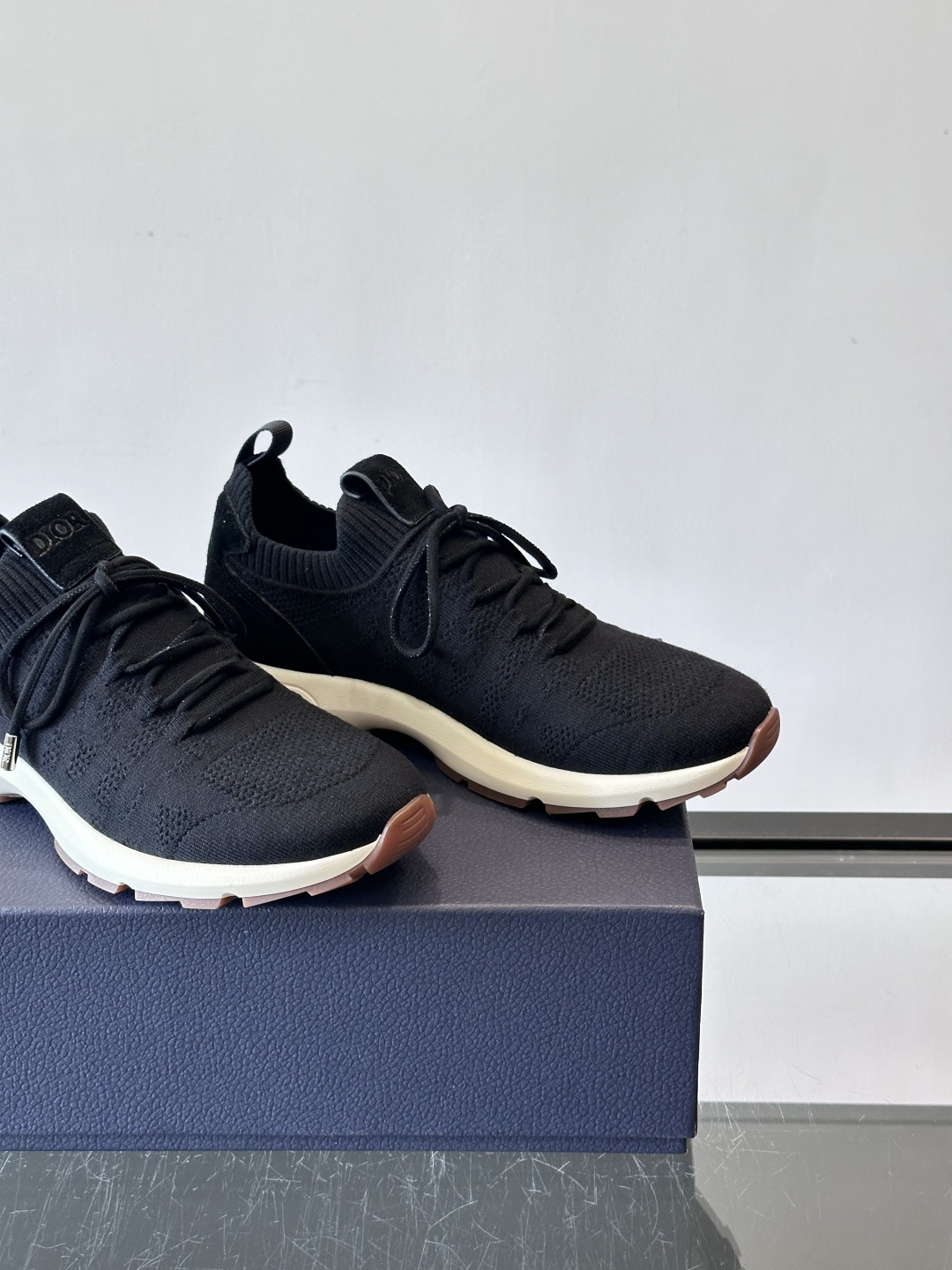 Dior B80运动鞋是迪奥男士系列新品，主打舒适与时尚。鞋面采用透气网布+织物拼接，轻盈又贴合脚型，日