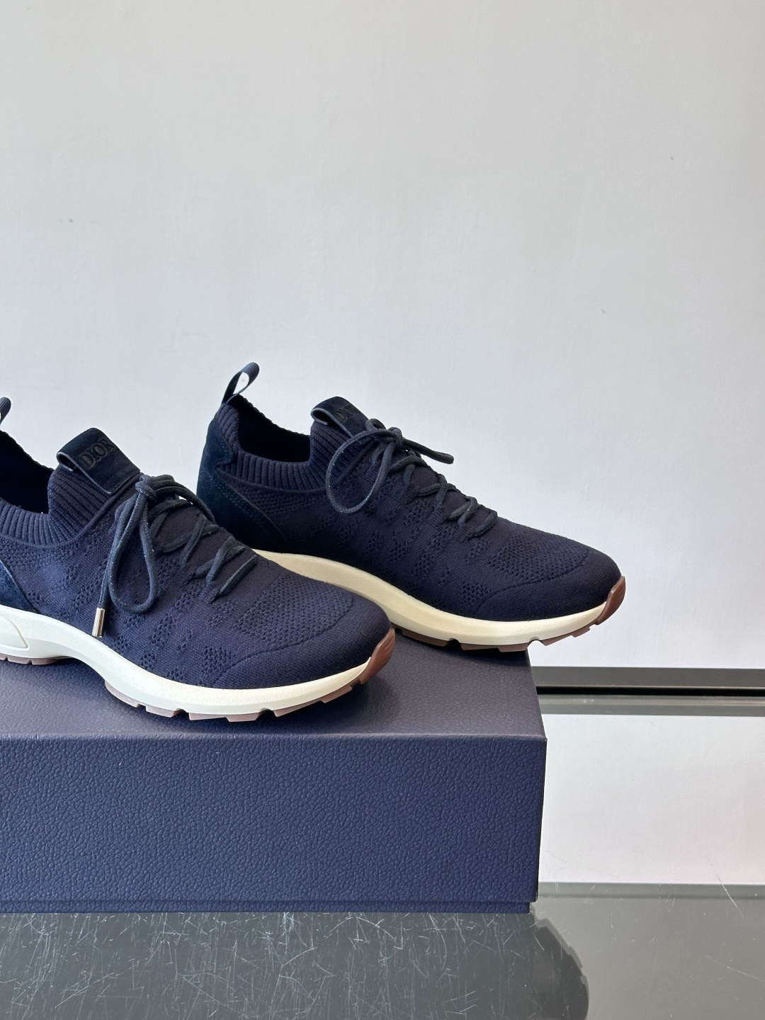 Dior B80运动鞋是迪奥男士系列新品，主打舒适与时尚。鞋面采用透气网布+织物拼接，轻盈又贴合脚型，日