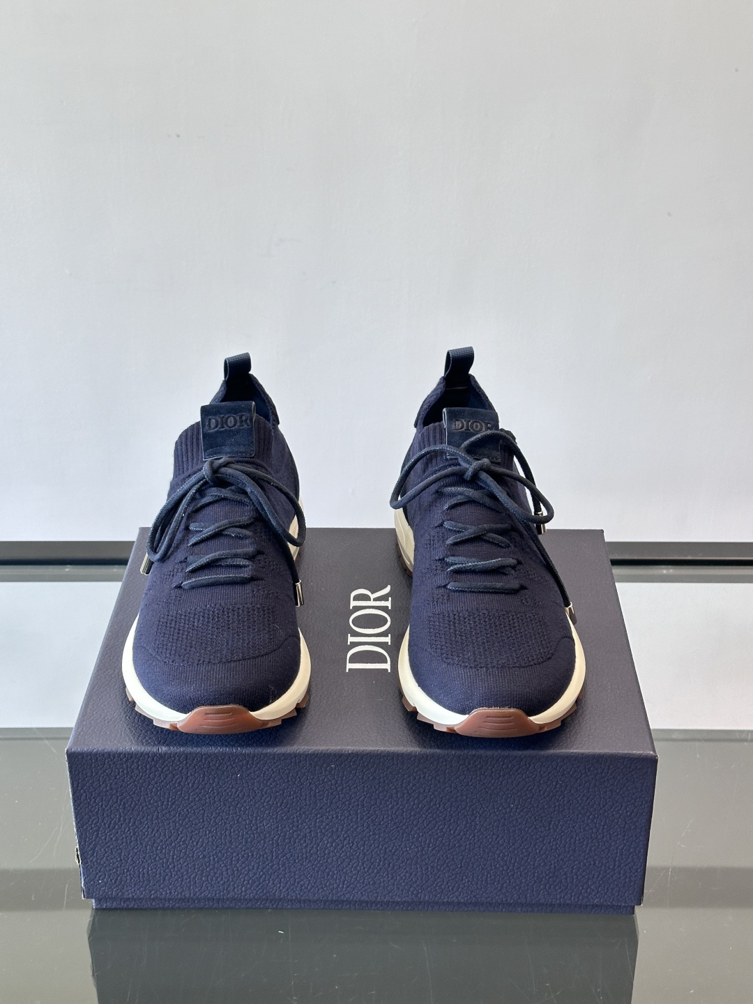 Dior B80运动鞋是迪奥男士系列新品，主打舒适与时尚。鞋面采用透气网布+织物拼接，轻盈又贴合脚型，日