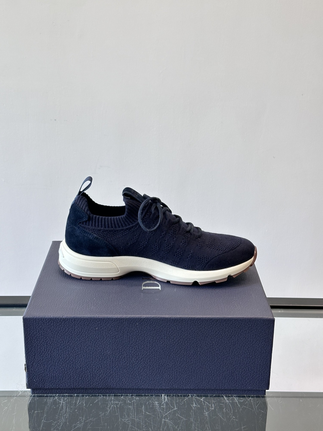 Dior B80运动鞋是迪奥男士系列新品，主打舒适与时尚。鞋面采用透气网布+织物拼接，轻盈又贴合脚型，日