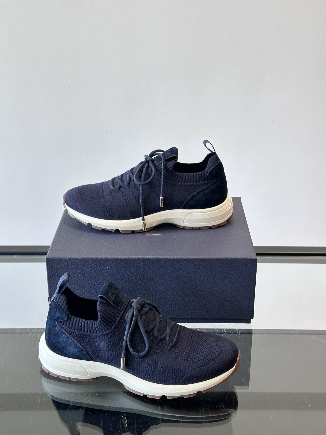 Dior B80运动鞋是迪奥男士系列新品，主打舒适与时尚。鞋面采用透气网布+织物拼接，轻盈又贴合脚型，日