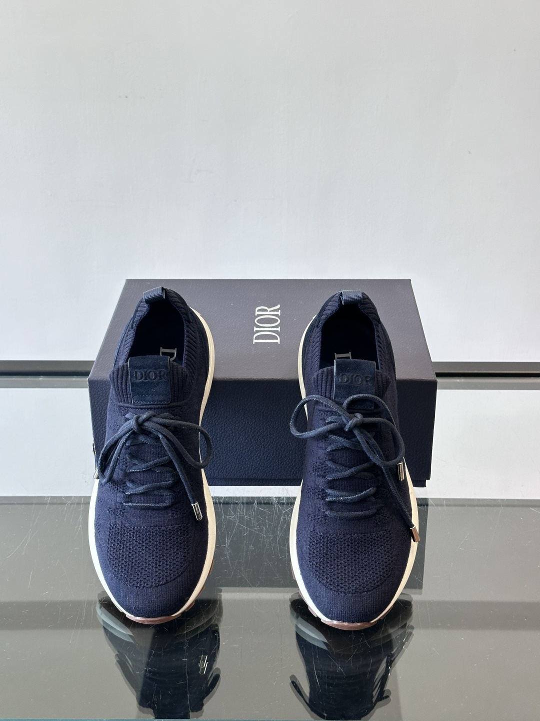 Dior B80运动鞋是迪奥男士系列新品，主打舒适与时尚。鞋面采用透气网布+织物拼接，轻盈又贴合脚型，日