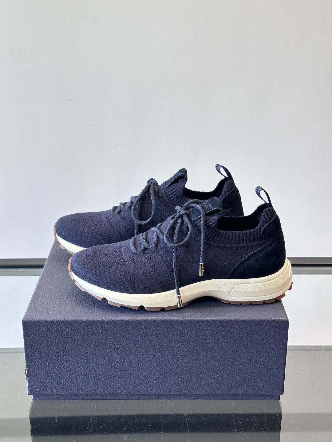 Dior B80运动鞋是迪奥男士系列新品，主打舒适与时尚。鞋面采用透气网布+织物拼接，轻盈又贴合脚型，日