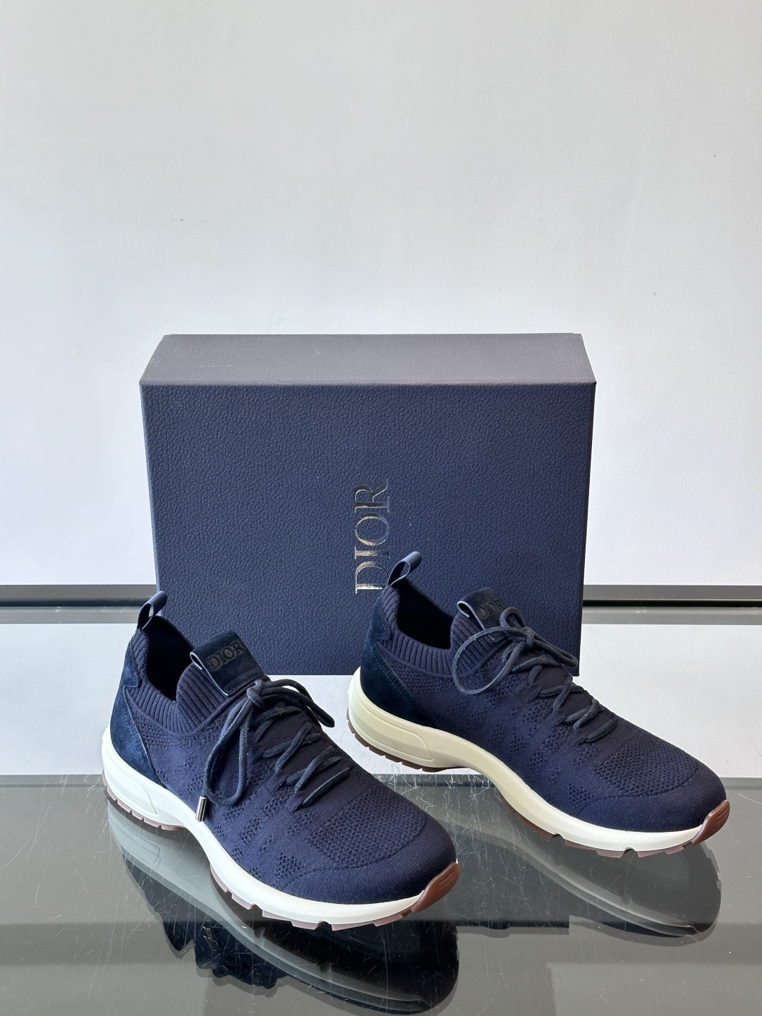 Dior B80运动鞋是迪奥男士系列新品，主打舒适与时尚。鞋面采用透气网布+织物拼接，轻盈又贴合脚型，日