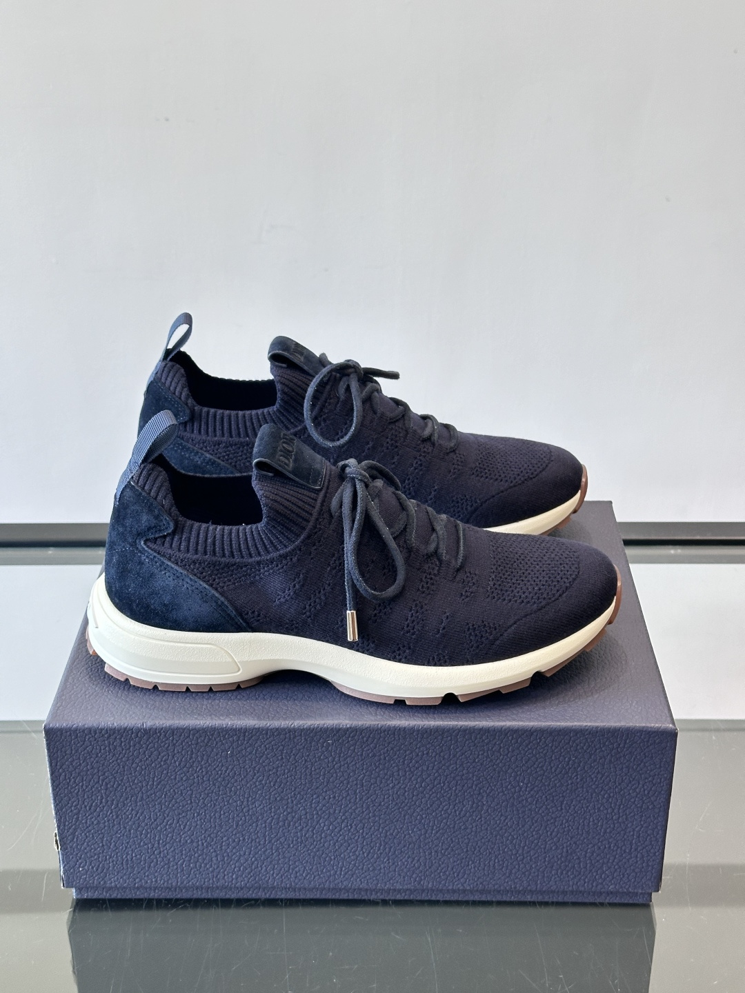 Dior B80运动鞋是迪奥男士系列新品，主打舒适与时尚。鞋面采用透气网布+织物拼接，轻盈又贴合脚型，日