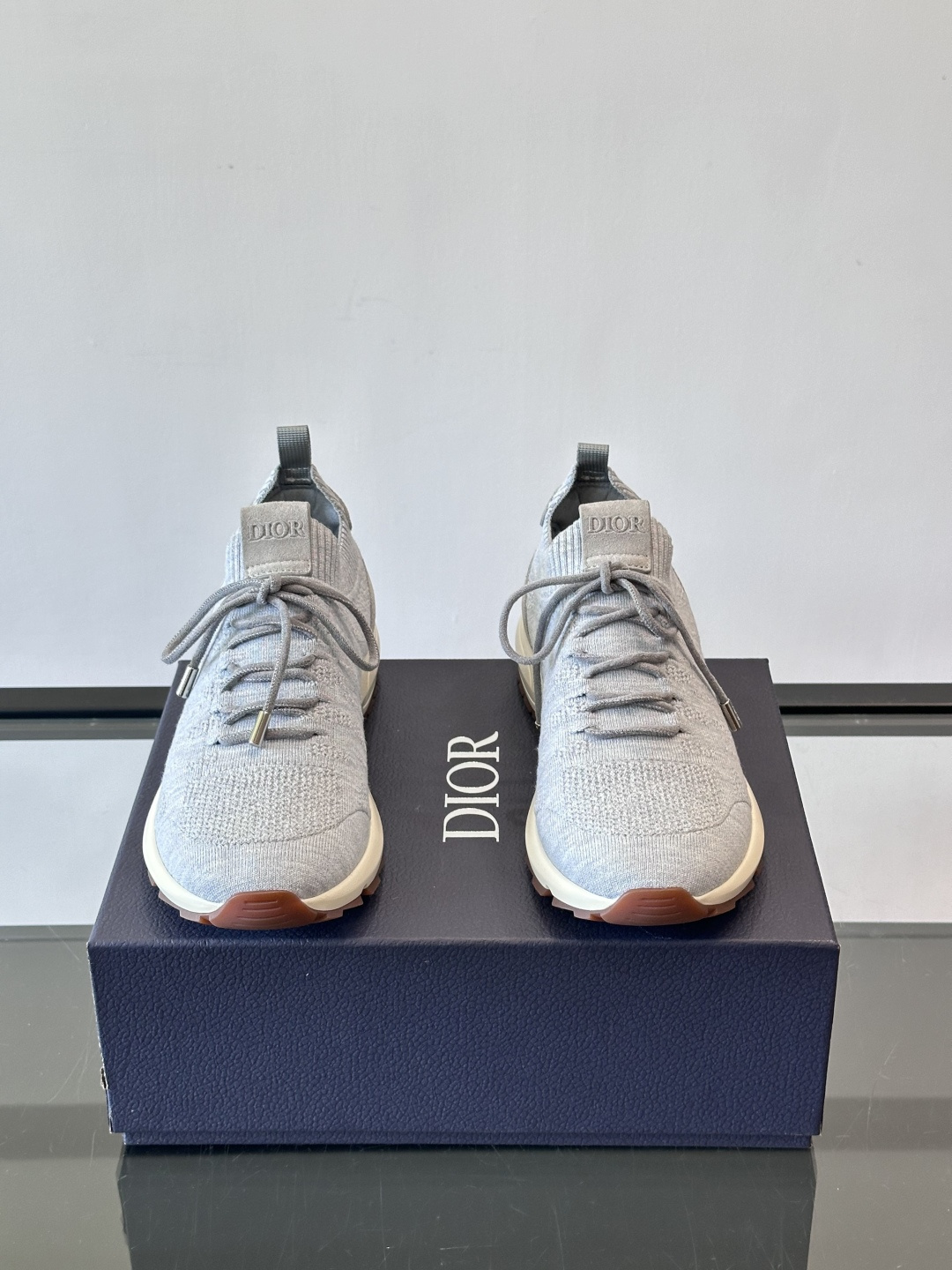 Dior B80运动鞋是迪奥男士系列新品，主打舒适与时尚。鞋面采用透气网布+织物拼接，轻盈又贴合脚型，日