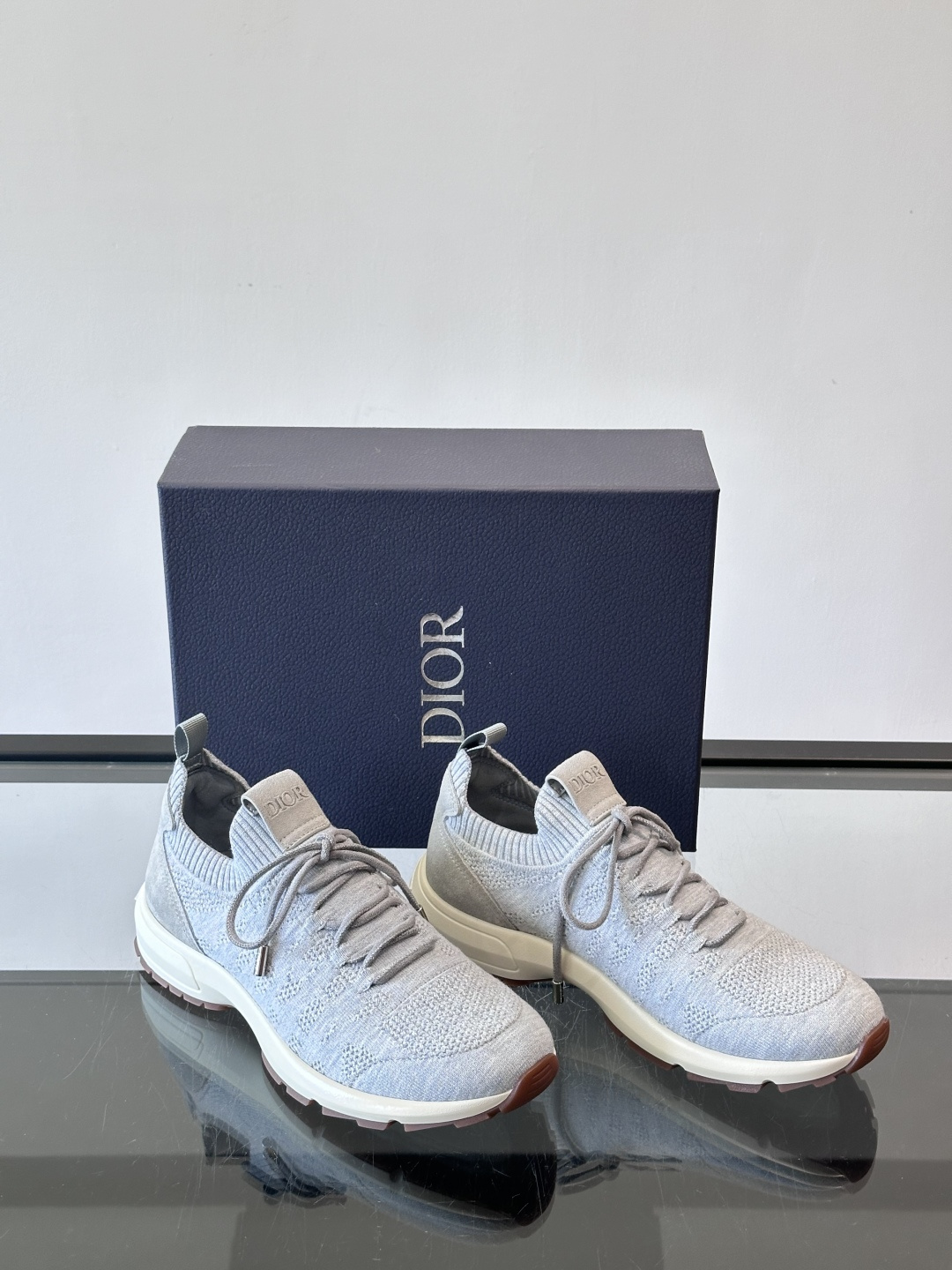 Dior B80运动鞋是迪奥男士系列新品，主打舒适与时尚。鞋面采用透气网布+织物拼接，轻盈又贴合脚型，日