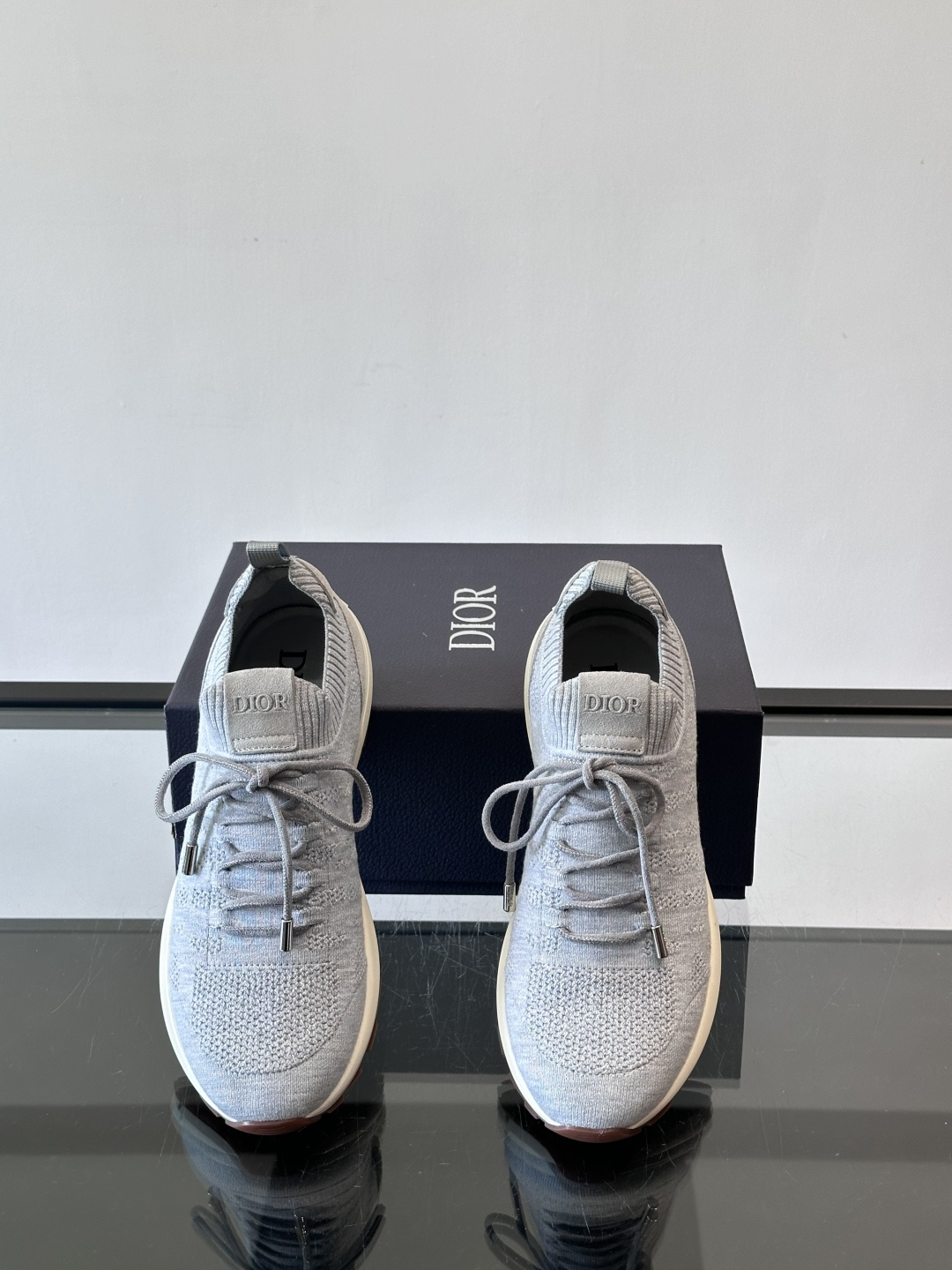 Dior B80运动鞋是迪奥男士系列新品，主打舒适与时尚。鞋面采用透气网布+织物拼接，轻盈又贴合脚型，日