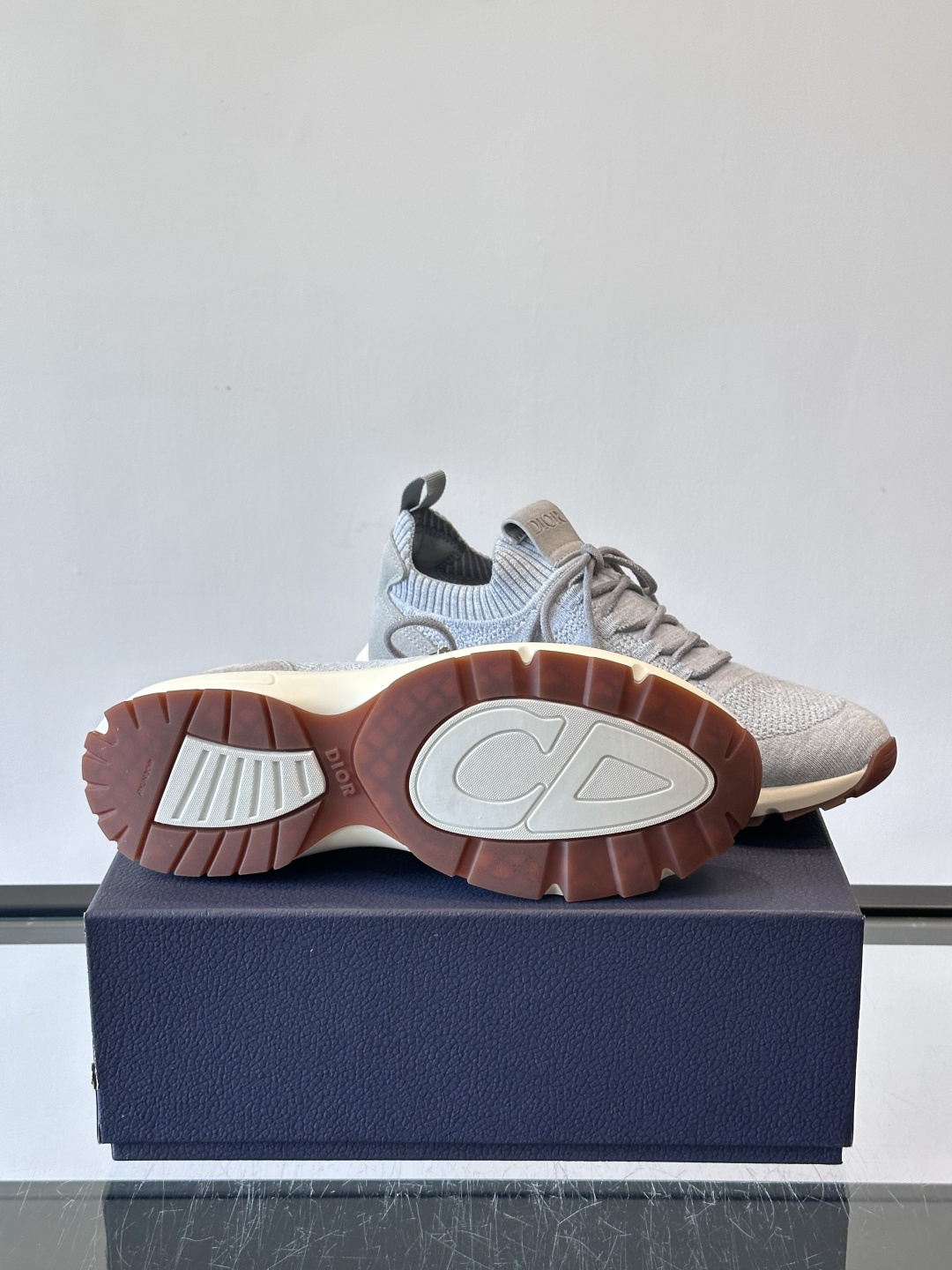 Dior B80运动鞋是迪奥男士系列新品，主打舒适与时尚。鞋面采用透气网布+织物拼接，轻盈又贴合脚型，日
