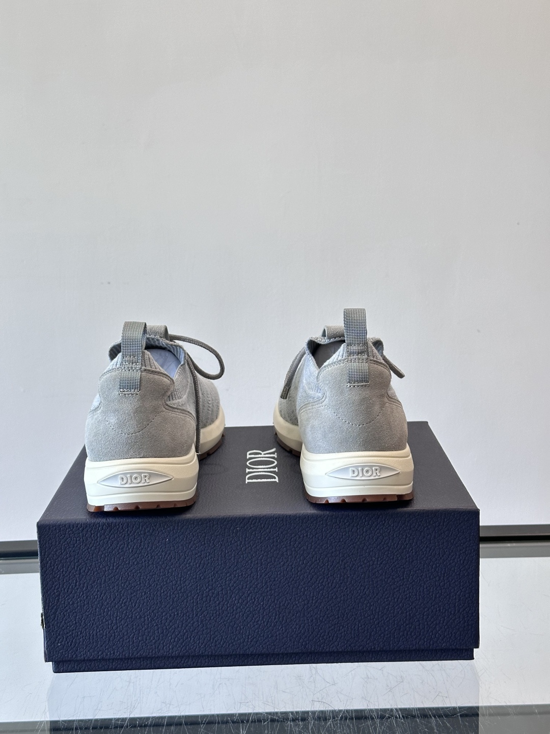 Dior B80运动鞋是迪奥男士系列新品，主打舒适与时尚。鞋面采用透气网布+织物拼接，轻盈又贴合脚型，日