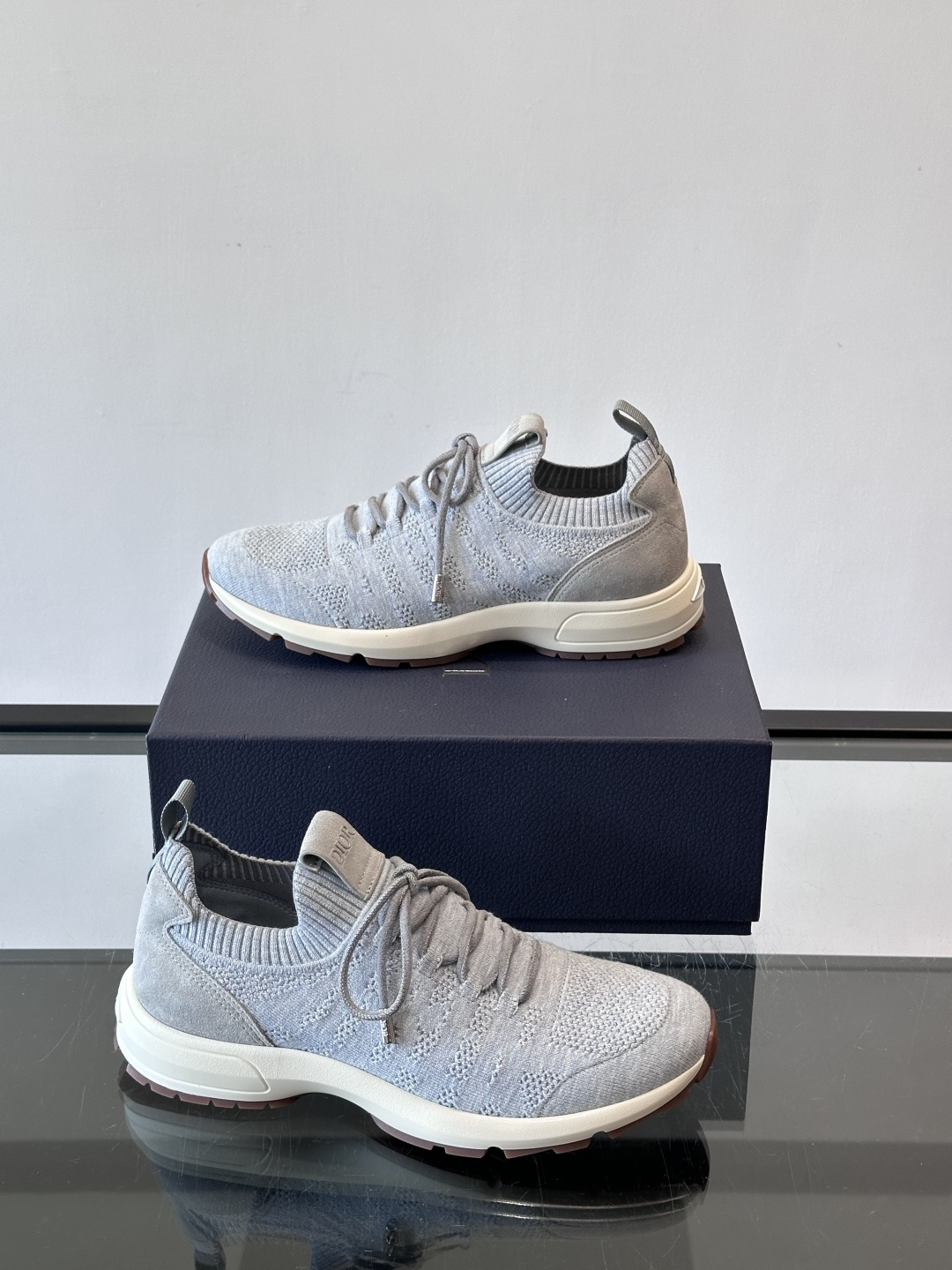 Dior B80运动鞋是迪奥男士系列新品，主打舒适与时尚。鞋面采用透气网布+织物拼接，轻盈又贴合脚型，日