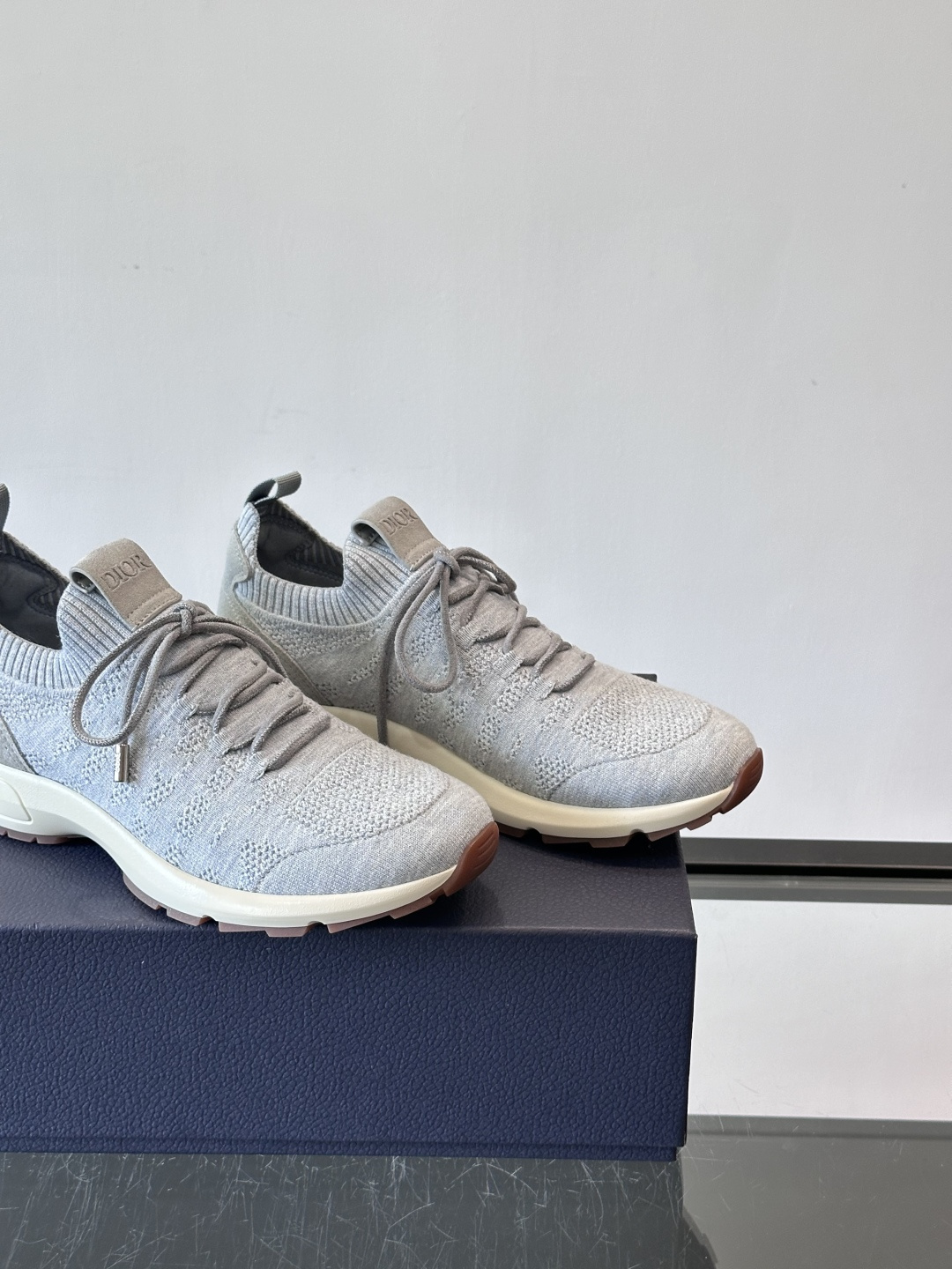 Dior B80运动鞋是迪奥男士系列新品，主打舒适与时尚。鞋面采用透气网布+织物拼接，轻盈又贴合脚型，日