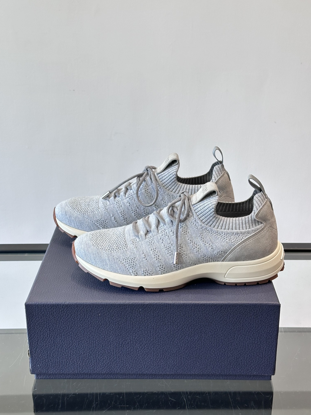 Dior B80运动鞋是迪奥男士系列新品，主打舒适与时尚。鞋面采用透气网布+织物拼接，轻盈又贴合脚型，日