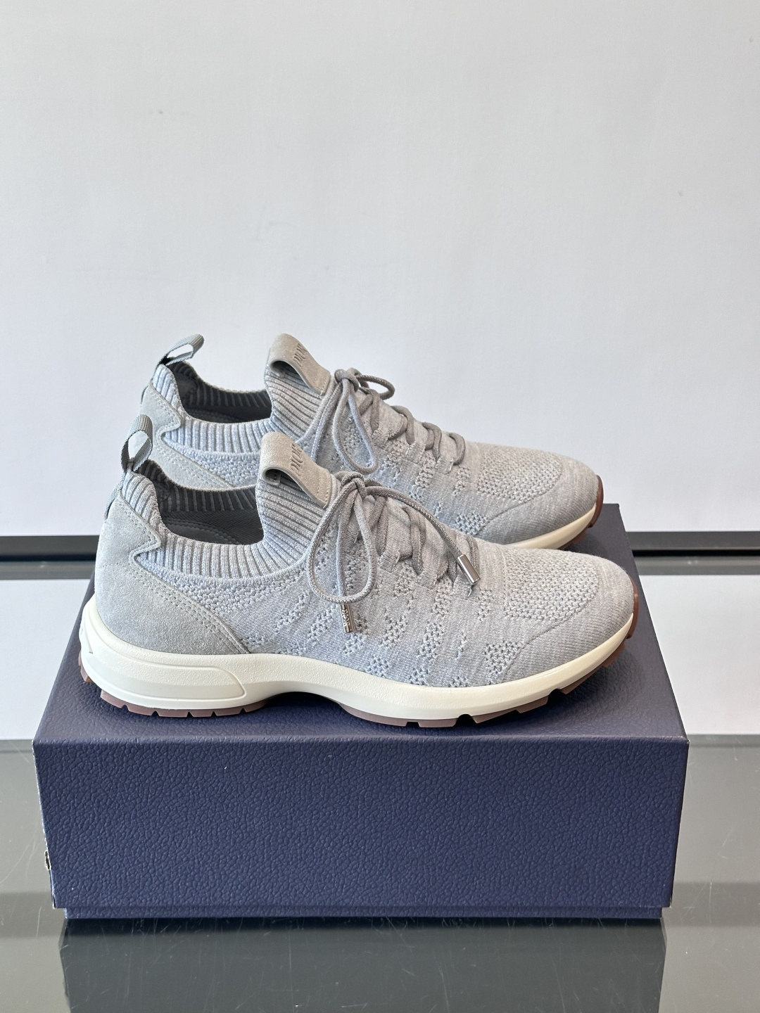 Dior B80运动鞋是迪奥男士系列新品，主打舒适与时尚。鞋面采用透气网布+织物拼接，轻盈又贴合脚型，日