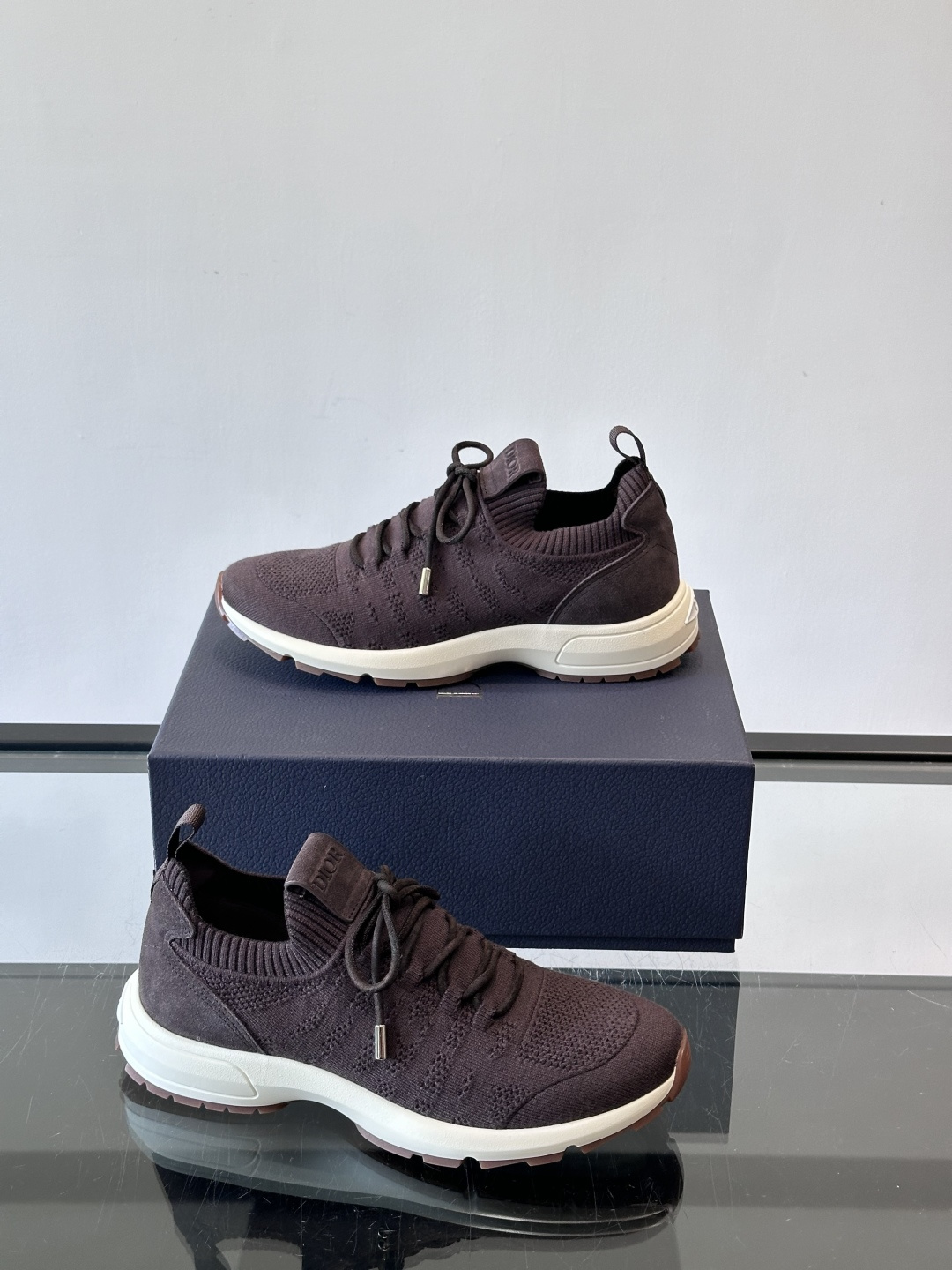 Dior B80运动鞋是迪奥男士系列新品，主打舒适与时尚。鞋面采用透气网布+织物拼接，轻盈又贴合脚型，日