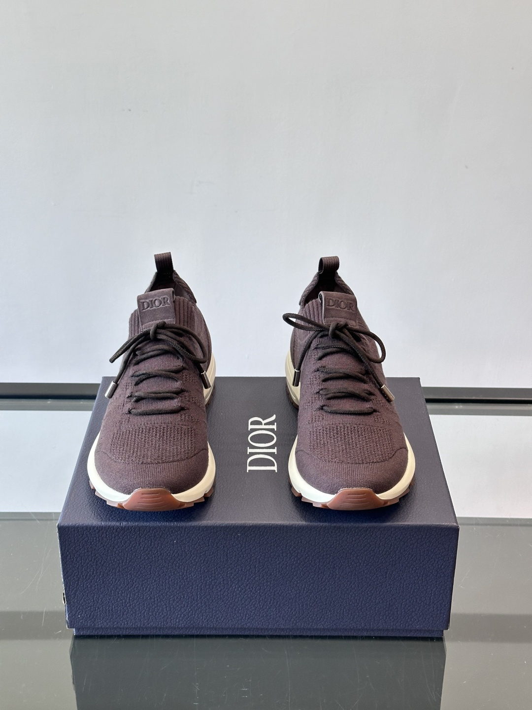 Dior B80运动鞋是迪奥男士系列新品，主打舒适与时尚。鞋面采用透气网布+织物拼接，轻盈又贴合脚型，日