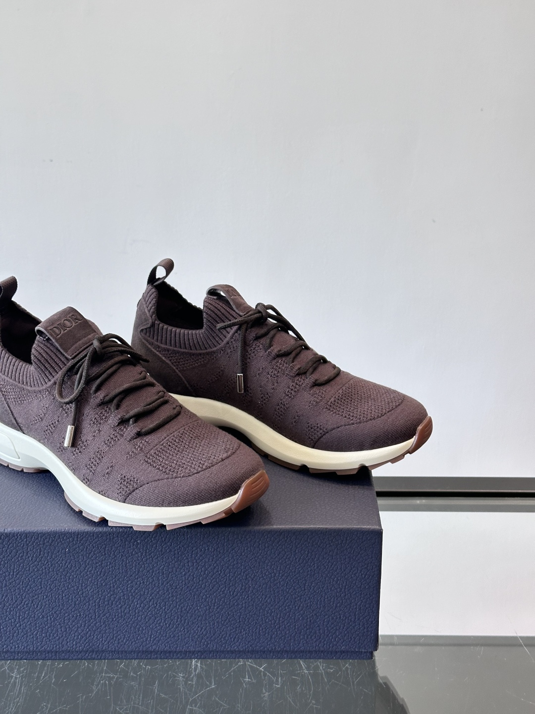 Dior B80运动鞋是迪奥男士系列新品，主打舒适与时尚。鞋面采用透气网布+织物拼接，轻盈又贴合脚型，日
