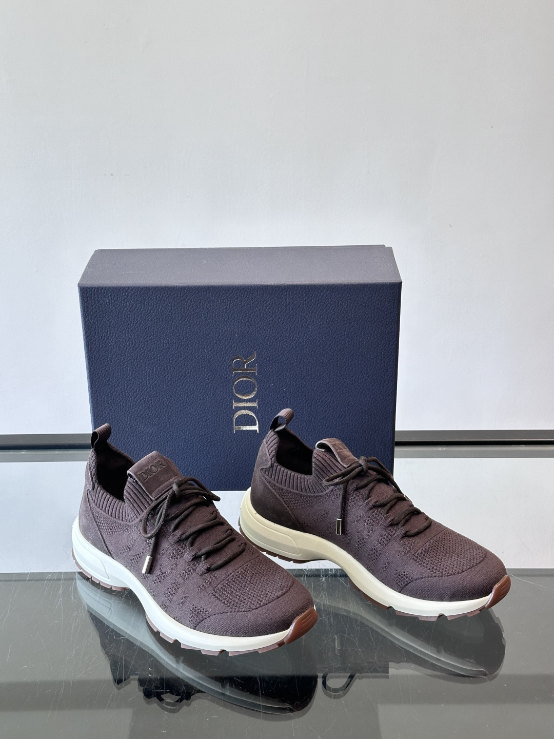 Dior B80运动鞋是迪奥男士系列新品，主打舒适与时尚。鞋面采用透气网布+织物拼接，轻盈又贴合脚型，日