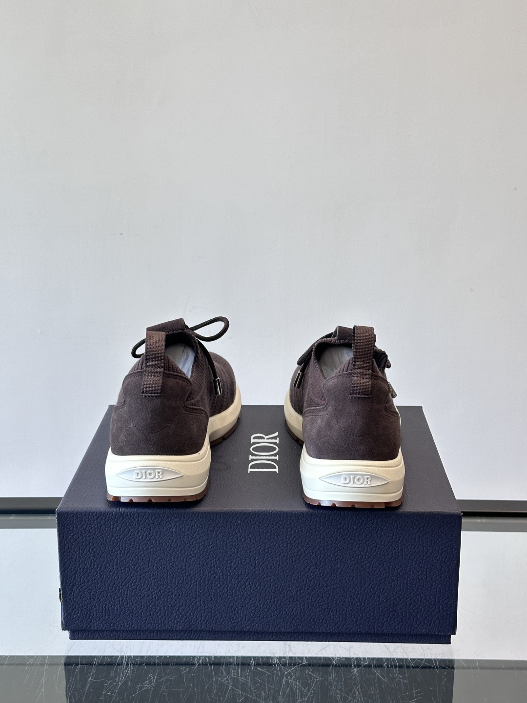 Dior B80运动鞋是迪奥男士系列新品，主打舒适与时尚。鞋面采用透气网布+织物拼接，轻盈又贴合脚型，日