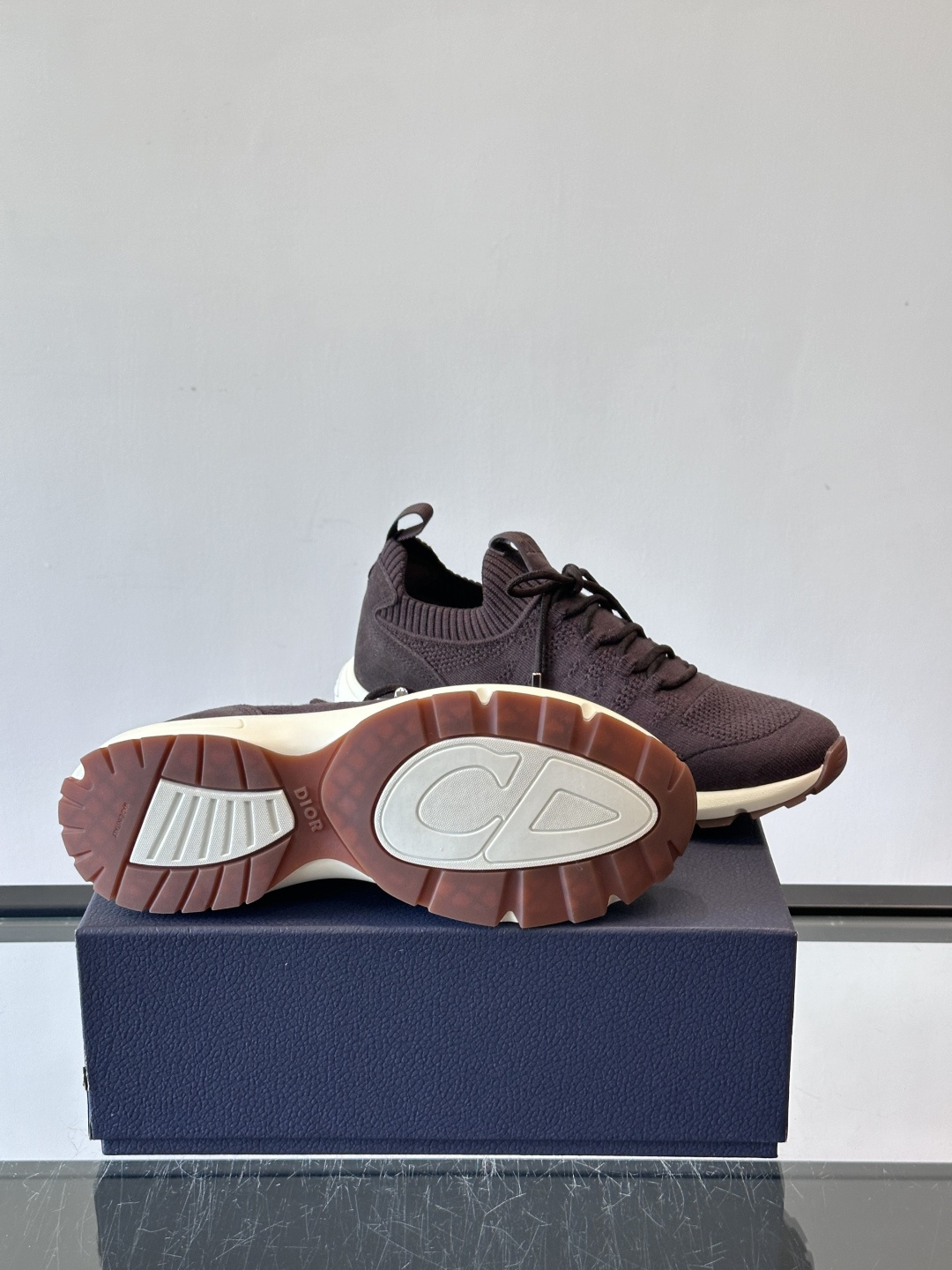 Dior B80运动鞋是迪奥男士系列新品，主打舒适与时尚。鞋面采用透气网布+织物拼接，轻盈又贴合脚型，日