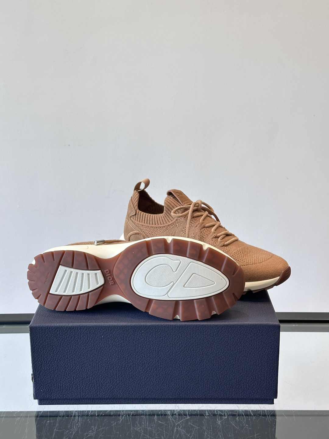 Dior B80运动鞋是迪奥男士系列新品，主打舒适与时尚。鞋面采用透气网布+织物拼接，轻盈又贴合脚型，日