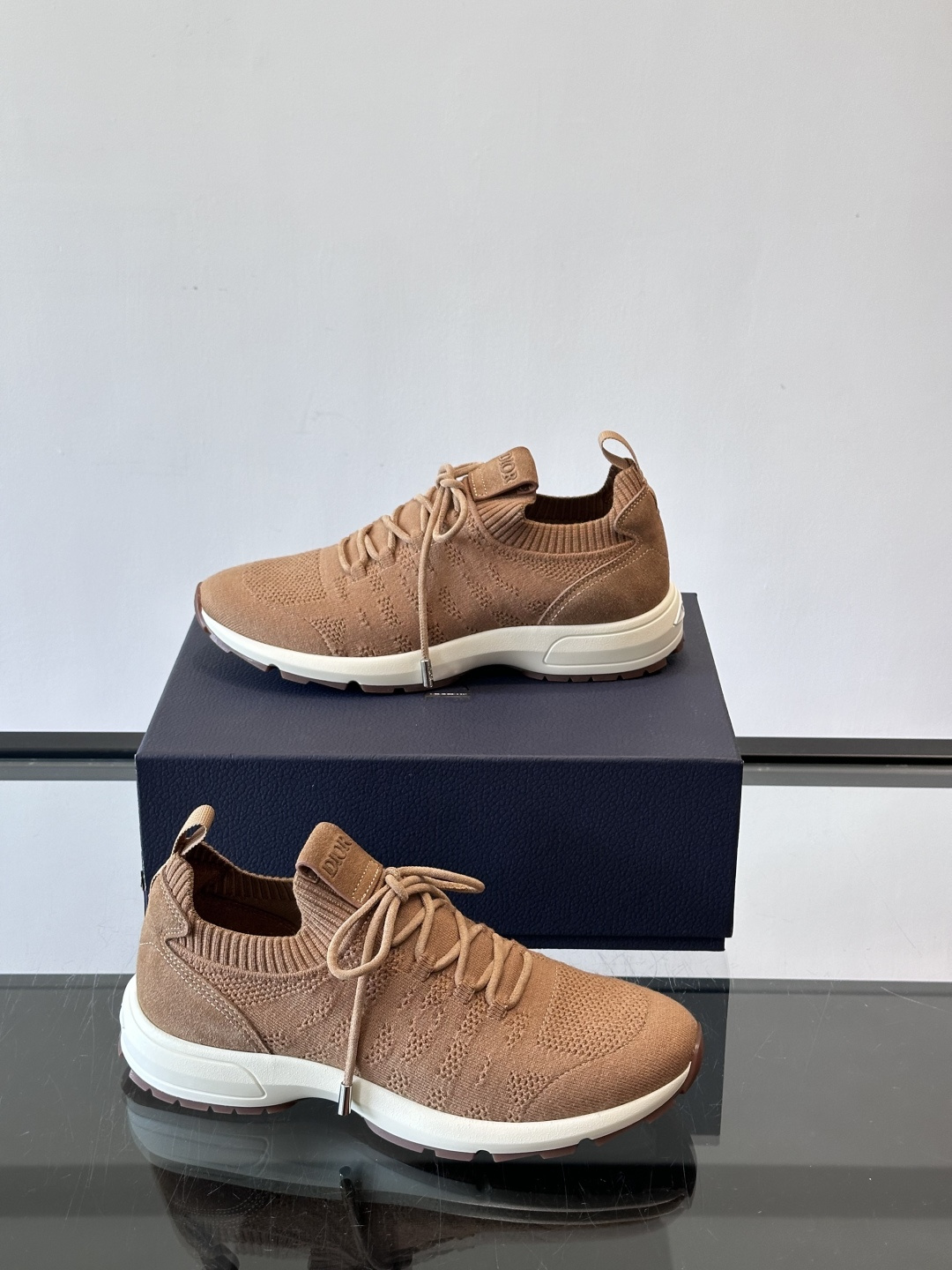 Dior B80运动鞋是迪奥男士系列新品，主打舒适与时尚。鞋面采用透气网布+织物拼接，轻盈又贴合脚型，日