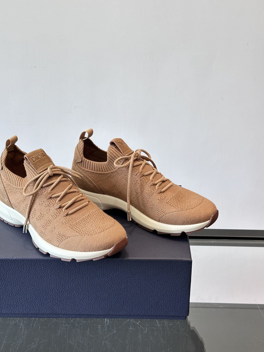 Dior B80运动鞋是迪奥男士系列新品，主打舒适与时尚。鞋面采用透气网布+织物拼接，轻盈又贴合脚型，日