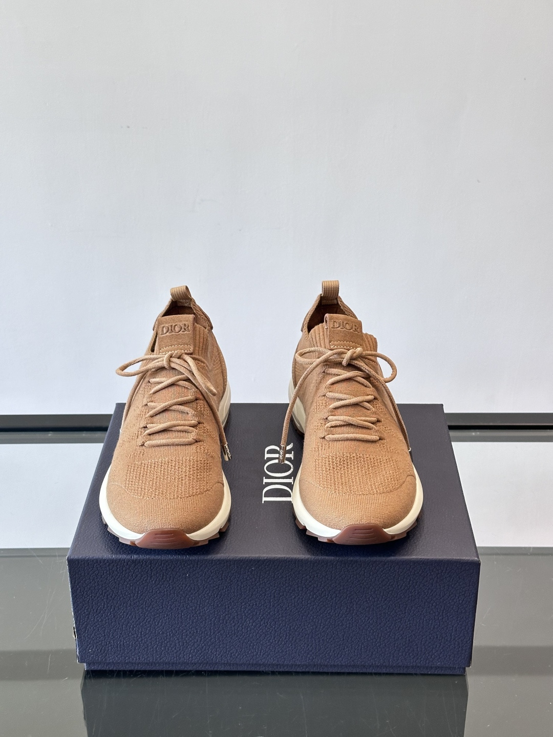 Dior B80运动鞋是迪奥男士系列新品，主打舒适与时尚。鞋面采用透气网布+织物拼接，轻盈又贴合脚型，日