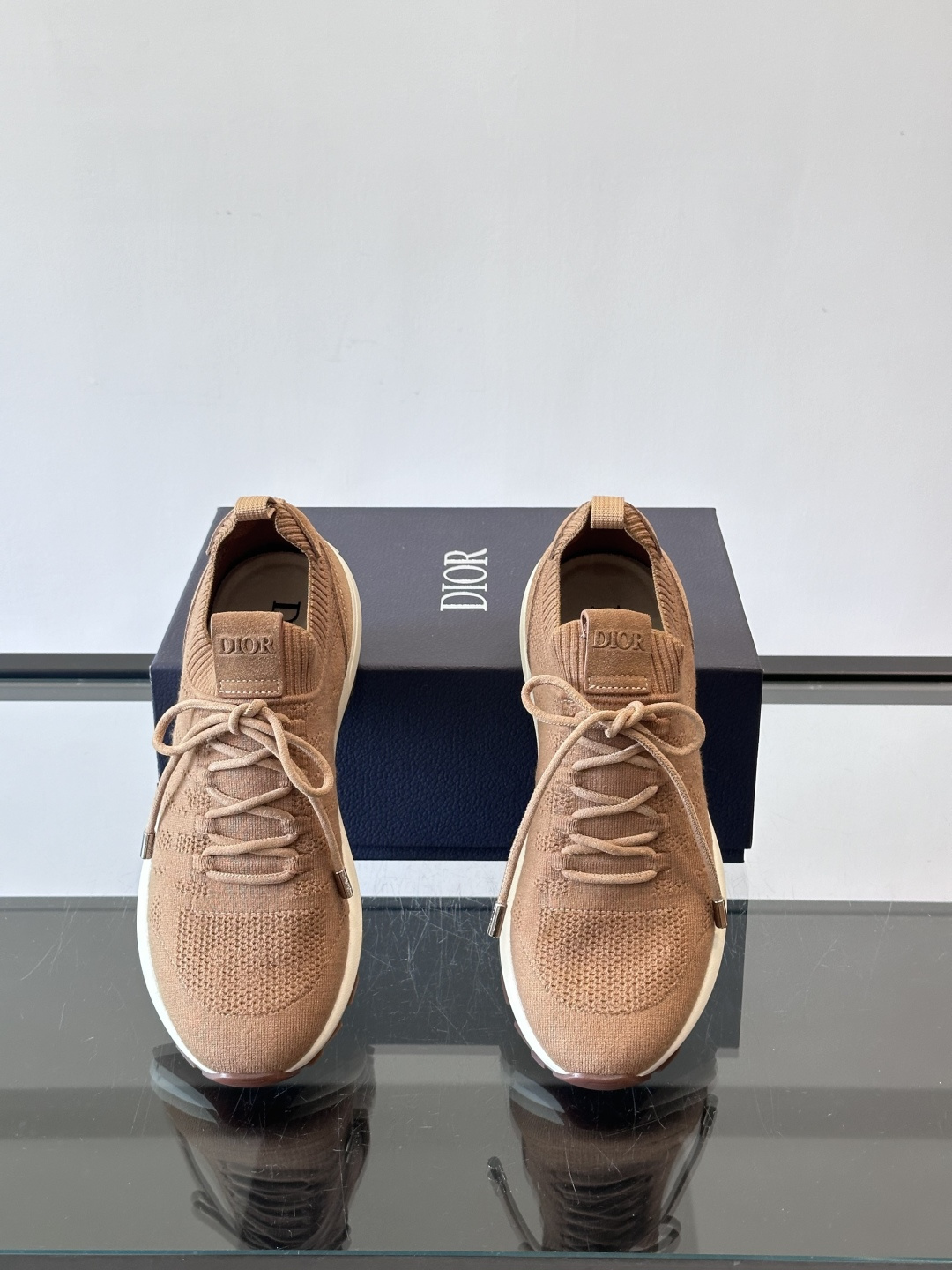 Dior B80运动鞋是迪奥男士系列新品，主打舒适与时尚。鞋面采用透气网布+织物拼接，轻盈又贴合脚型，日