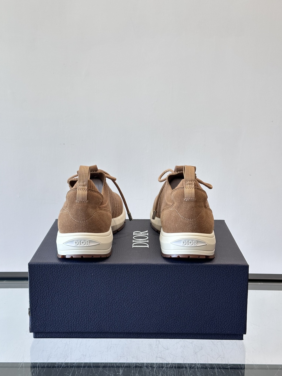 Dior B80运动鞋是迪奥男士系列新品，主打舒适与时尚。鞋面采用透气网布+织物拼接，轻盈又贴合脚型，日