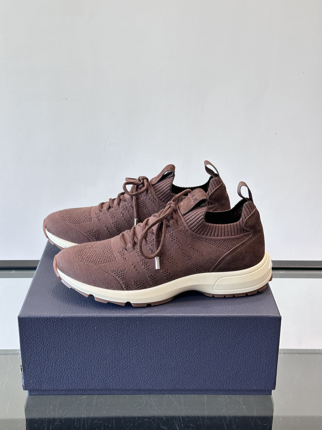 Dior B80运动鞋是迪奥男士系列新品，主打舒适与时尚。鞋面采用透气网布+织物拼接，轻盈又贴合脚型，日