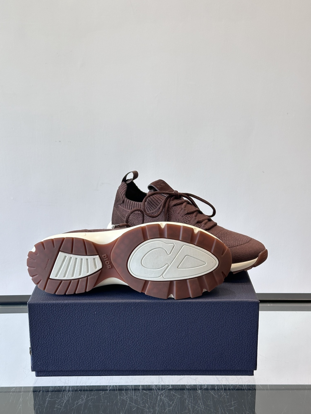 Dior B80运动鞋是迪奥男士系列新品，主打舒适与时尚。鞋面采用透气网布+织物拼接，轻盈又贴合脚型，日