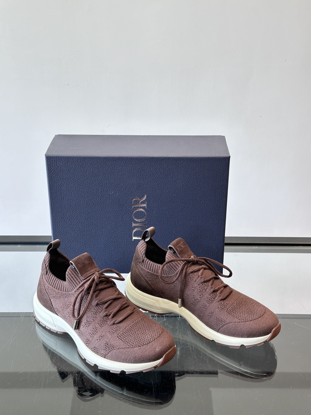 Dior B80运动鞋是迪奥男士系列新品，主打舒适与时尚。鞋面采用透气网布+织物拼接，轻盈又贴合脚型，日