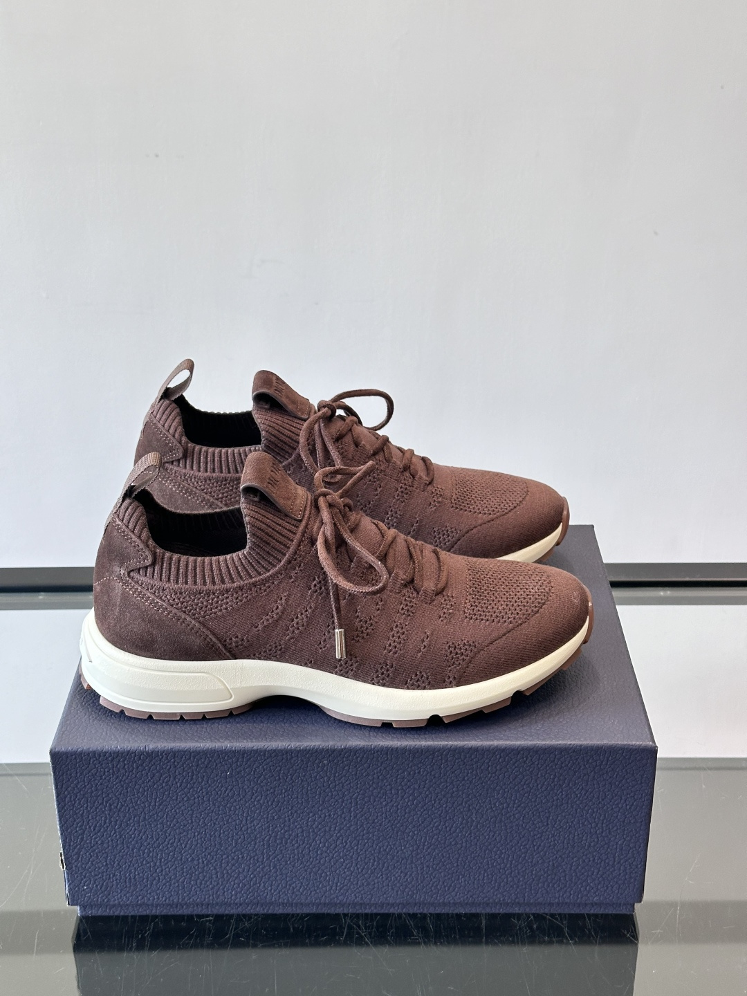 Dior B80运动鞋是迪奥男士系列新品，主打舒适与时尚。鞋面采用透气网布+织物拼接，轻盈又贴合脚型，日