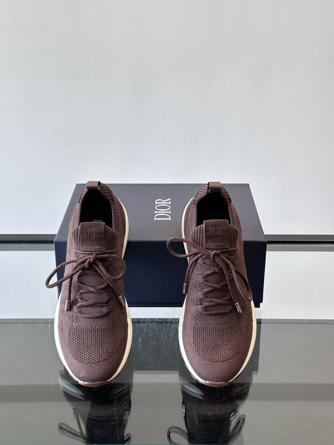 Dior B80运动鞋是迪奥男士系列新品，主打舒适与时尚。鞋面采用透气网布+织物拼接，轻盈又贴合脚型，日