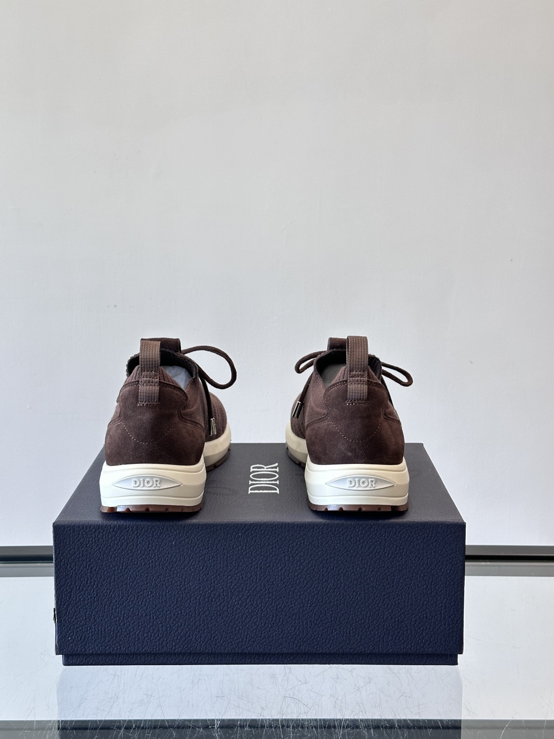 Dior B80运动鞋是迪奥男士系列新品，主打舒适与时尚。鞋面采用透气网布+织物拼接，轻盈又贴合脚型，日