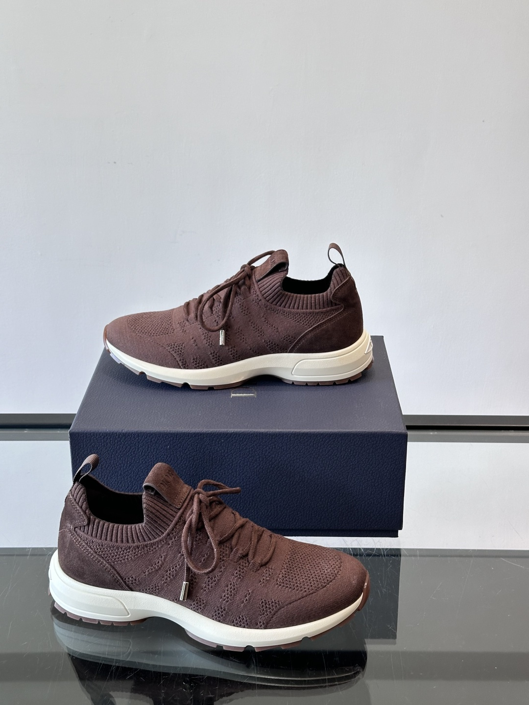 Dior B80运动鞋是迪奥男士系列新品，主打舒适与时尚。鞋面采用透气网布+织物拼接，轻盈又贴合脚型，日