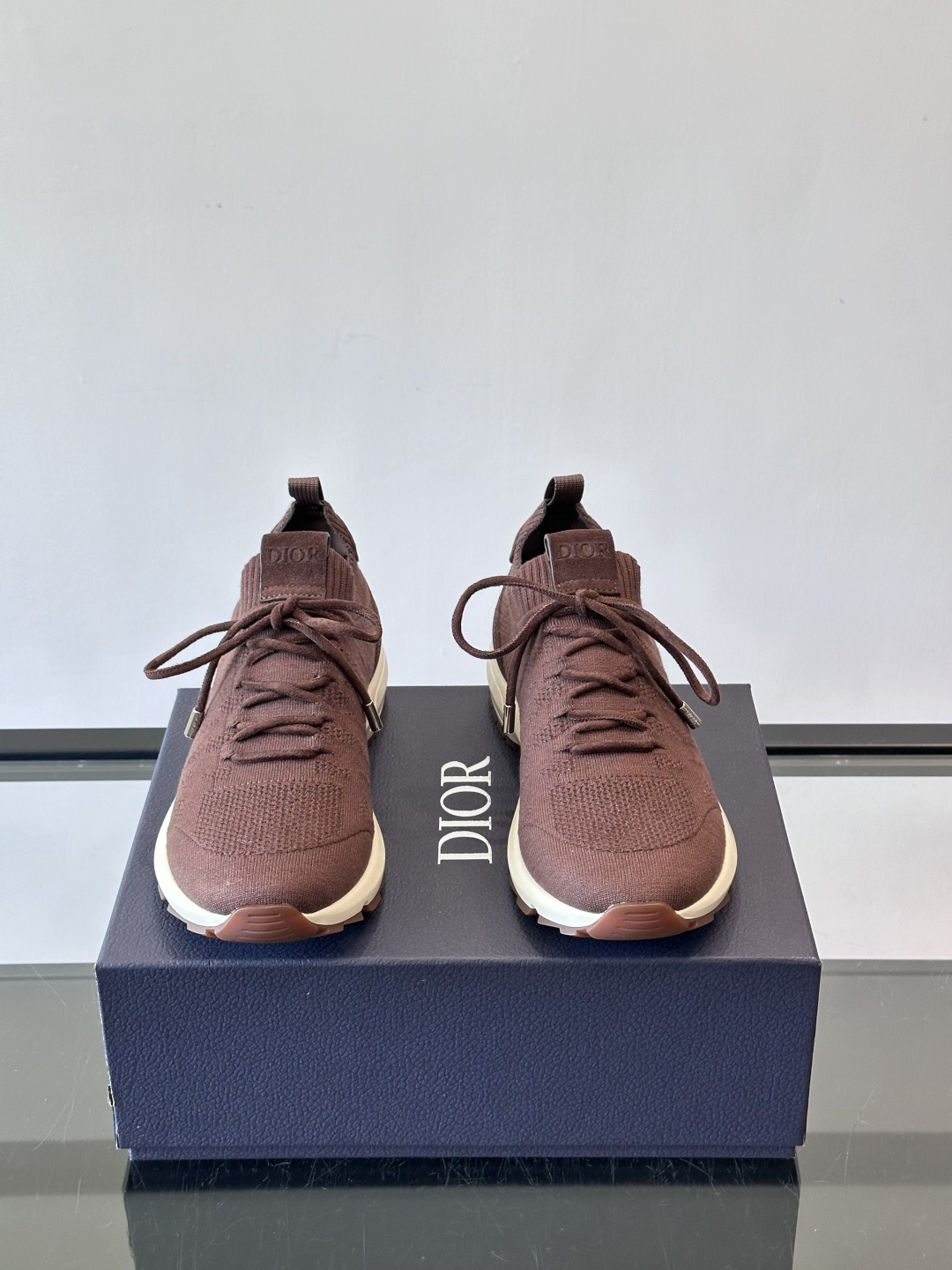 Dior B80运动鞋是迪奥男士系列新品，主打舒适与时尚。鞋面采用透气网布+织物拼接，轻盈又贴合脚型，日