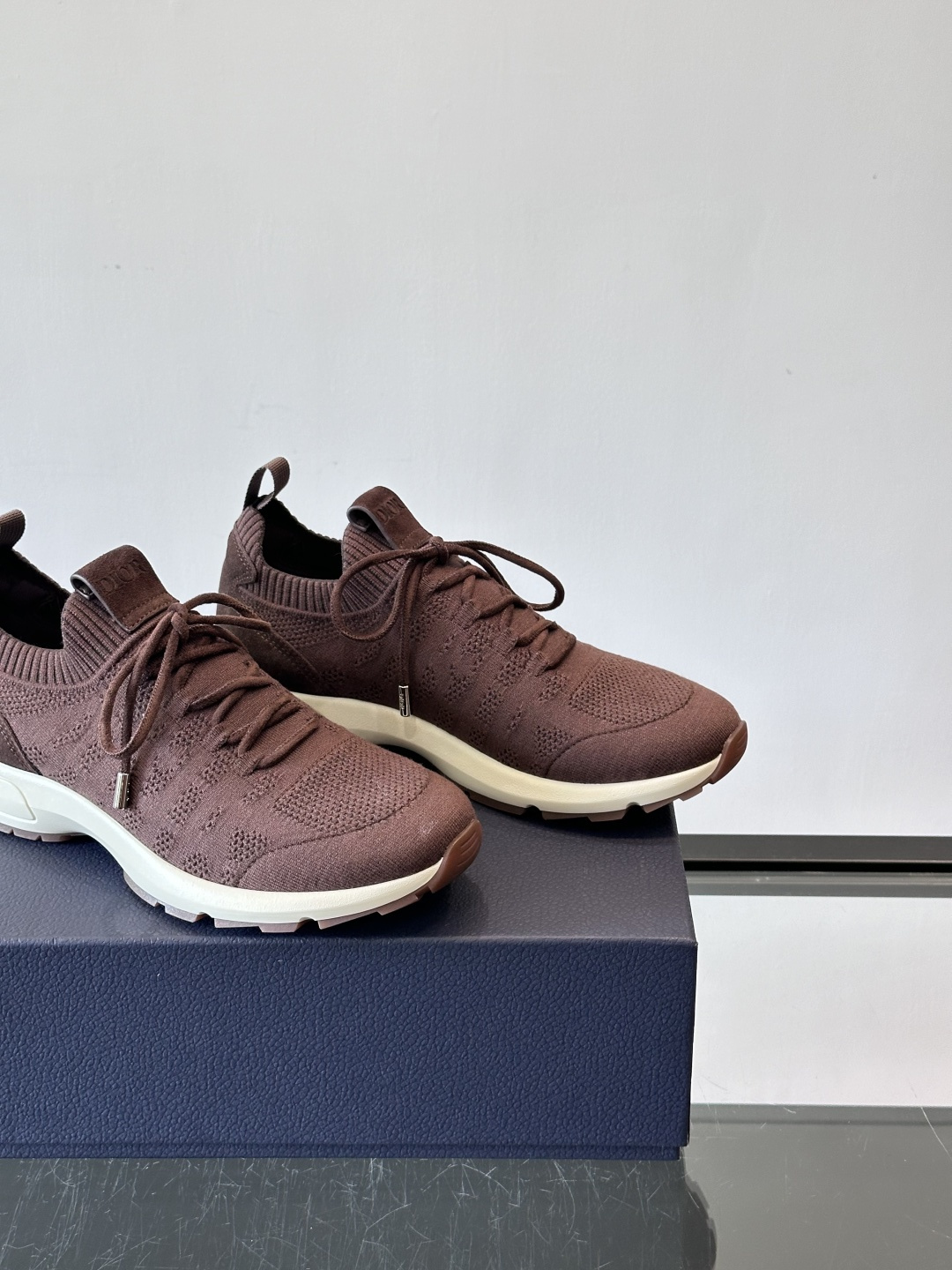 Dior B80运动鞋是迪奥男士系列新品，主打舒适与时尚。鞋面采用透气网布+织物拼接，轻盈又贴合脚型，日