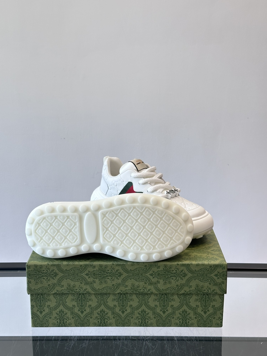 Gucci 男士休闲厚底休闲鞋，采用进口牛皮制作，经典百搭款，正面饰以品牌五金logo装饰，搭配原版橡胶