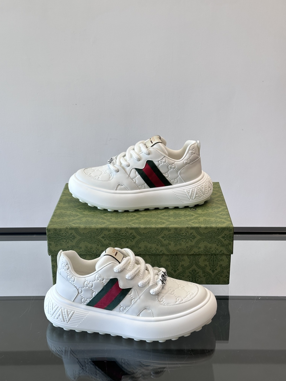 Gucci 男士休闲厚底休闲鞋，采用进口牛皮制作，经典百搭款，正面饰以品牌五金logo装饰，搭配原版橡胶