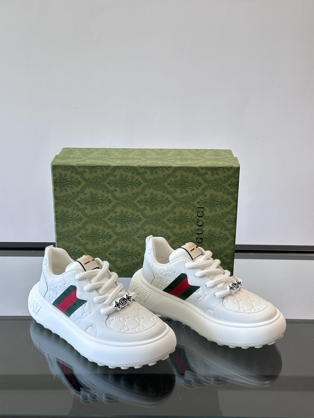 Gucci 男士休闲厚底休闲鞋，采用进口牛皮制作，经典百搭款，正面饰以品牌五金logo装饰，搭配原版橡胶