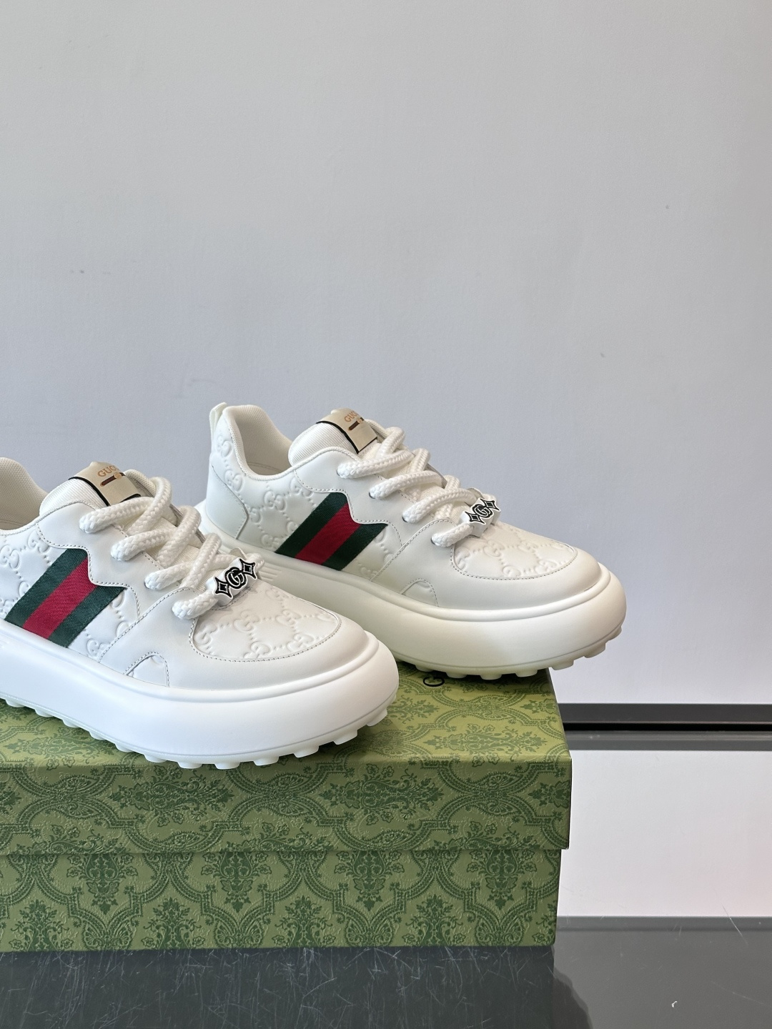 Gucci 男士休闲厚底休闲鞋，采用进口牛皮制作，经典百搭款，正面饰以品牌五金logo装饰，搭配原版橡胶