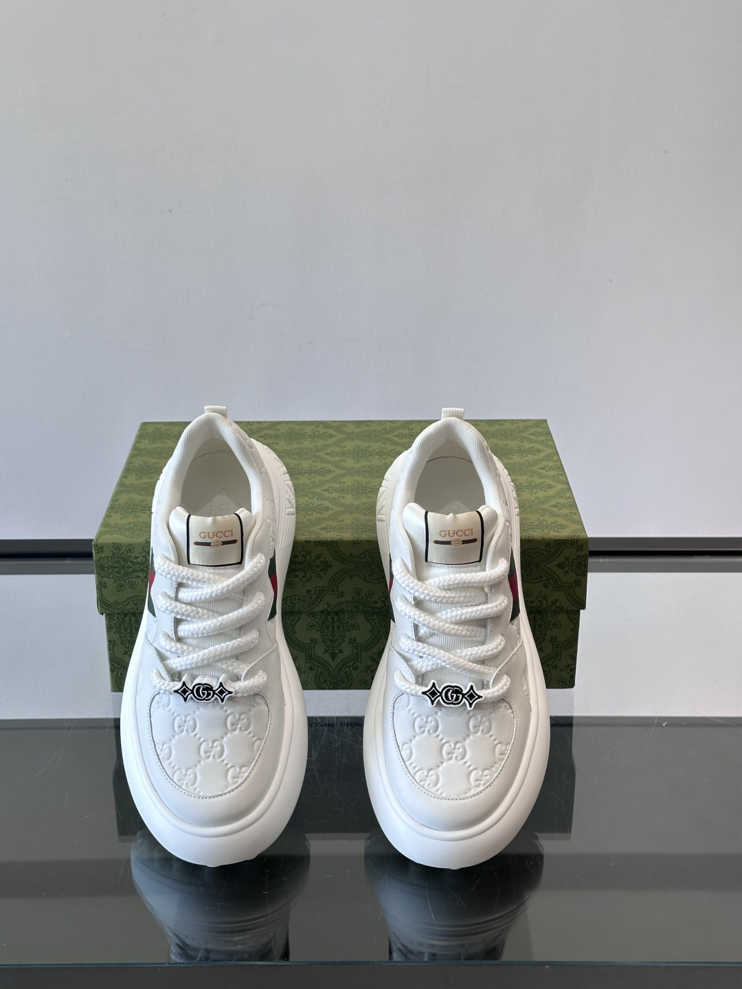 Gucci 男士休闲厚底休闲鞋，采用进口牛皮制作，经典百搭款，正面饰以品牌五金logo装饰，搭配原版橡胶