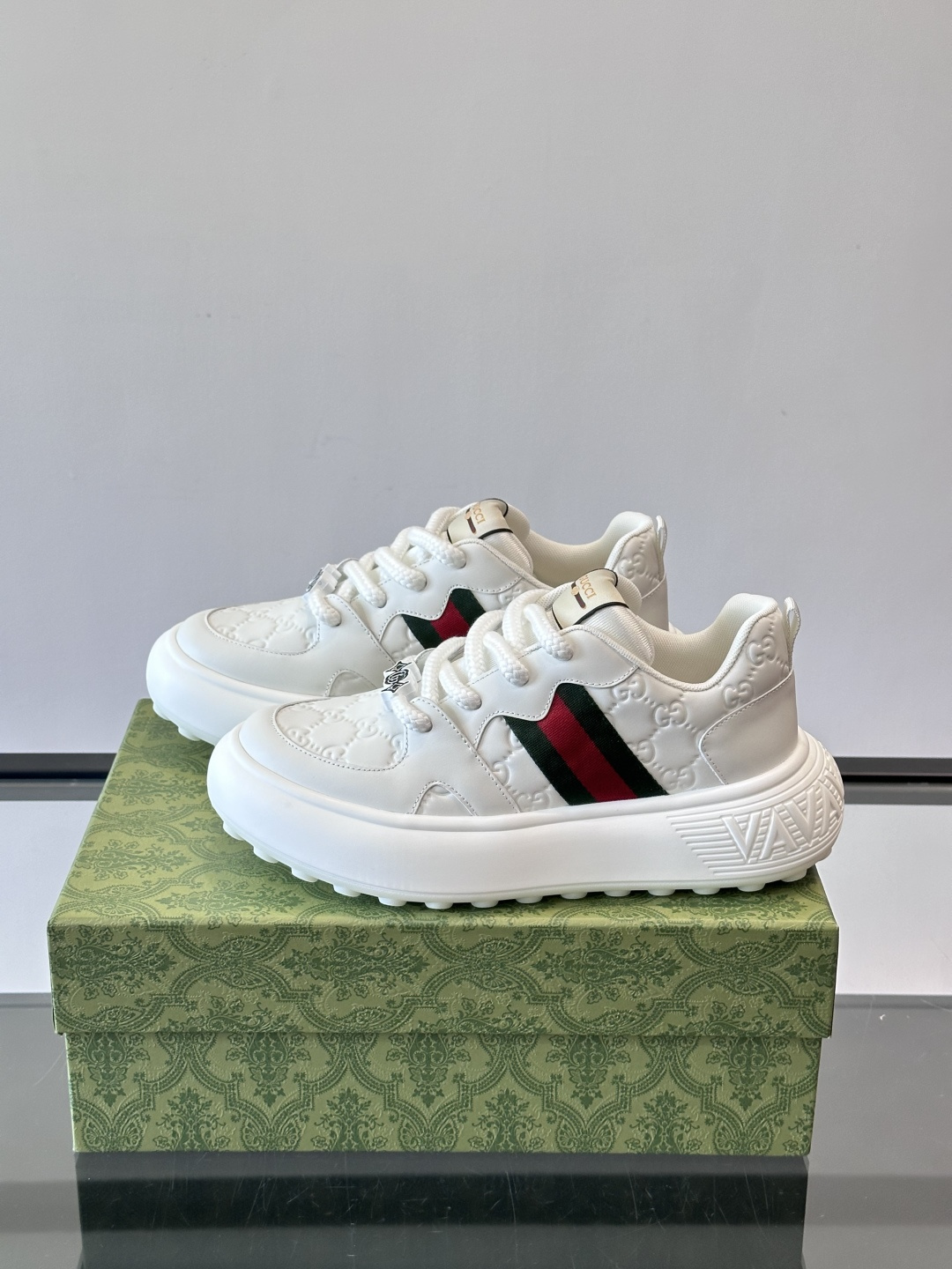 Gucci 男士休闲厚底休闲鞋，采用进口牛皮制作，经典百搭款，正面饰以品牌五金logo装饰，搭配原版橡胶