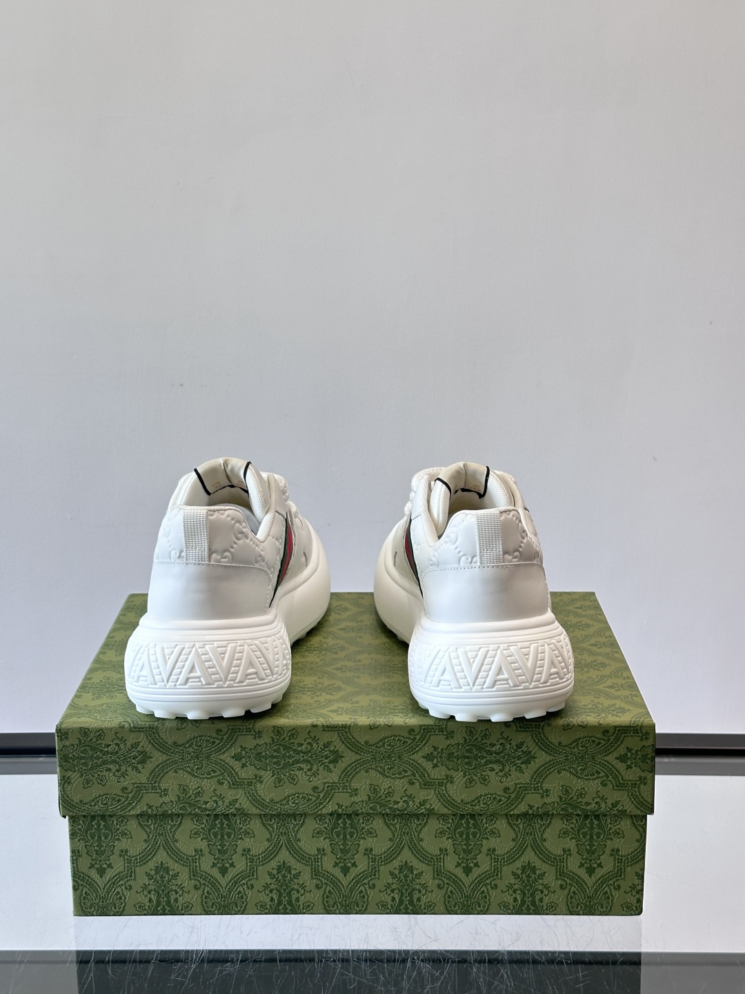 Gucci 男士休闲厚底休闲鞋，采用进口牛皮制作，经典百搭款，正面饰以品牌五金logo装饰，搭配原版橡胶